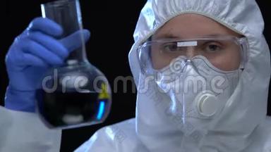 化验室里穿着制服的女科学家在烧瓶里展示有害生物的液体